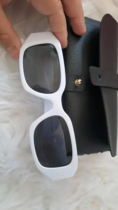 Gafas de sol blancas Prada con estuche - miniatura 1