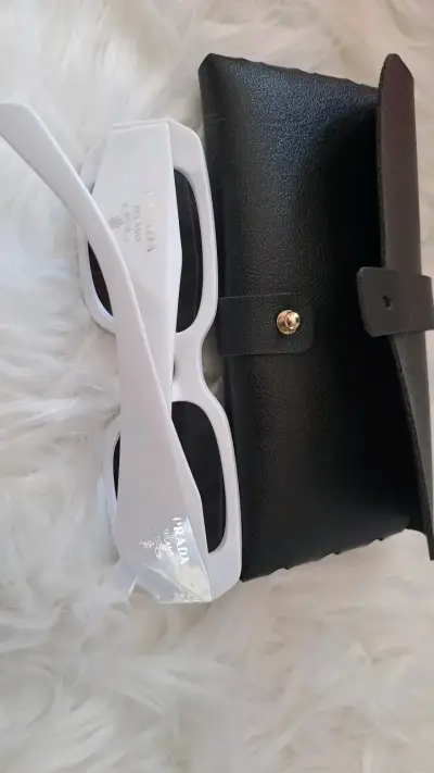 Gafas de sol blancas Prada con estuche - miniatura 2