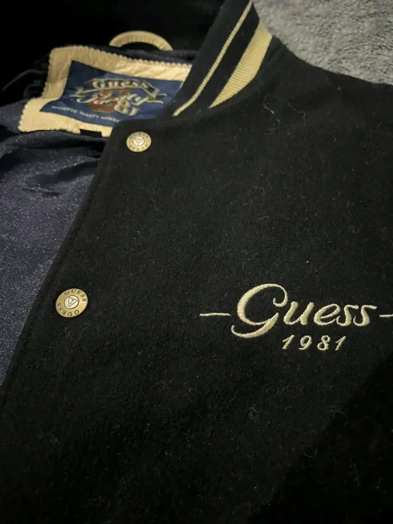 Chaqueta Guess 1981 negra y beige - 1