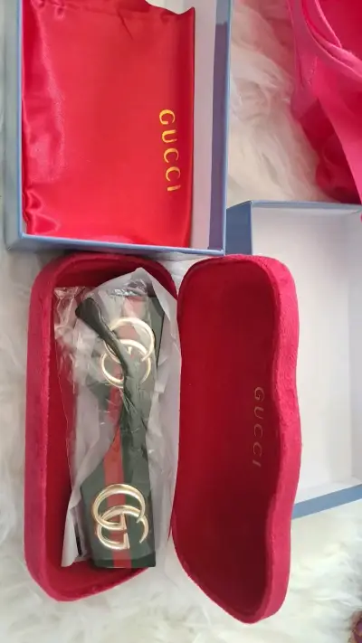 Gafas de Sol Gucci con Estuche Rojo - miniatura 1