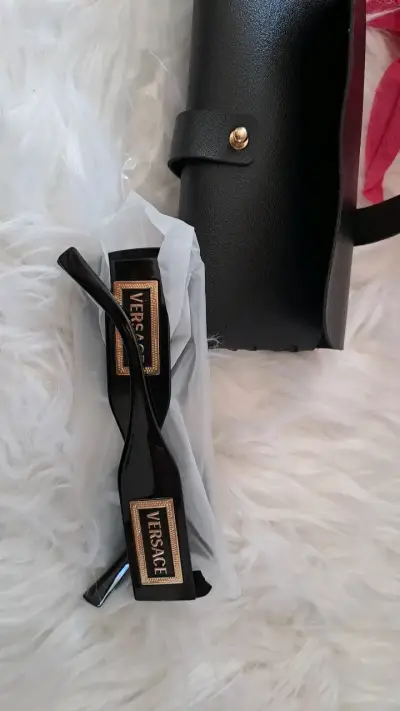 Gafas de Sol Versace Negras con Estuche - miniatura 1