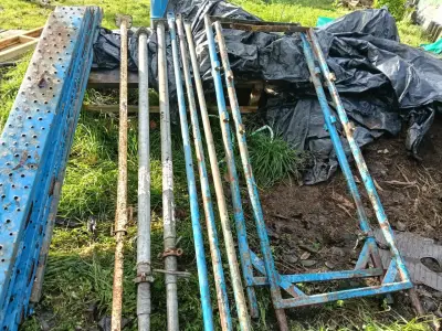 Andamio metálico con 8 bandejas - miniatura 1