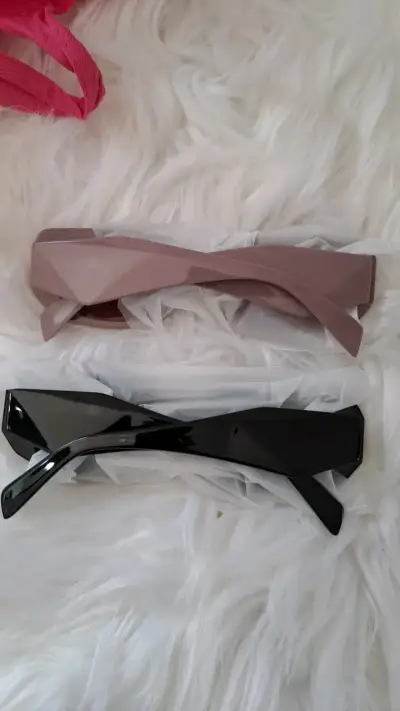 gafas de sol cuadradas en negro y rosa - miniatura 1