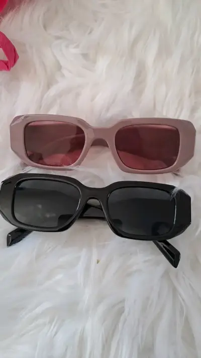 gafas de sol cuadradas en negro y rosa - miniatura 2