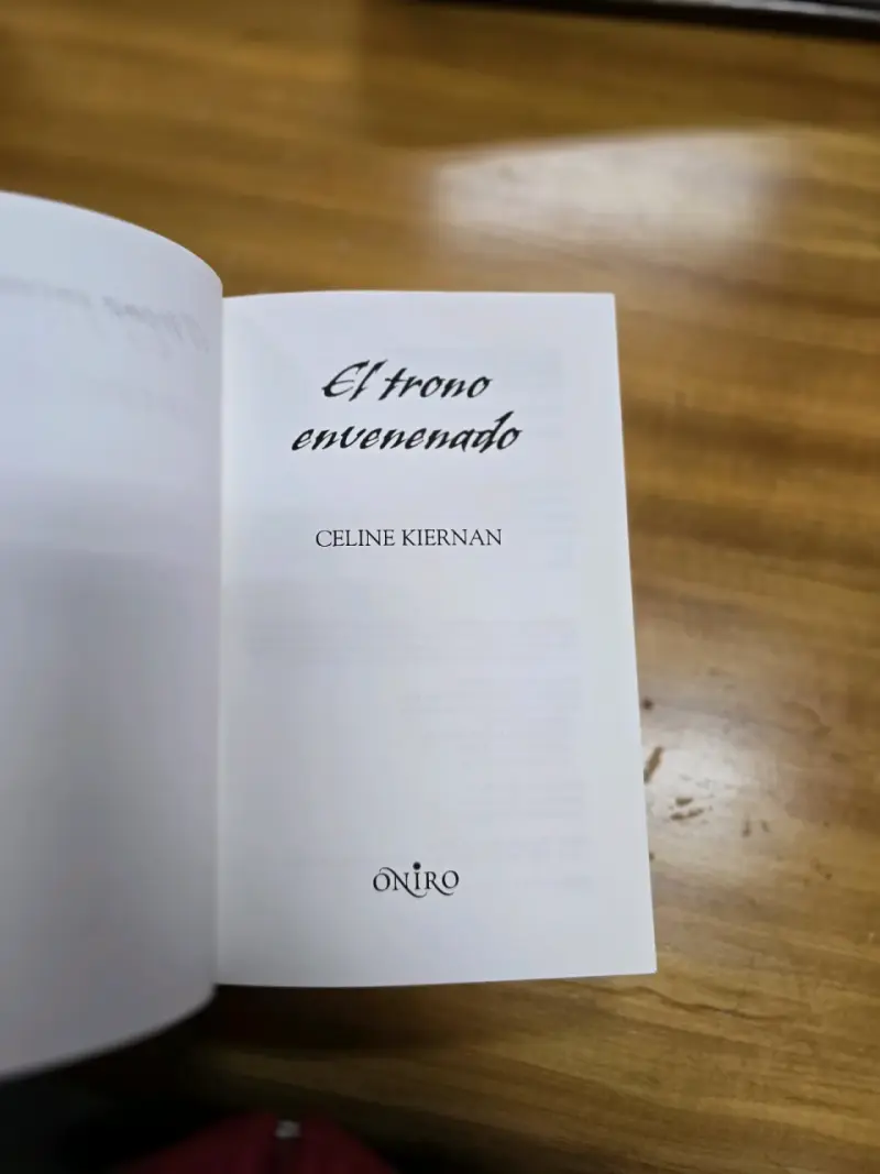Libro El Trono Envenenado de Celine Kiernan - 3
