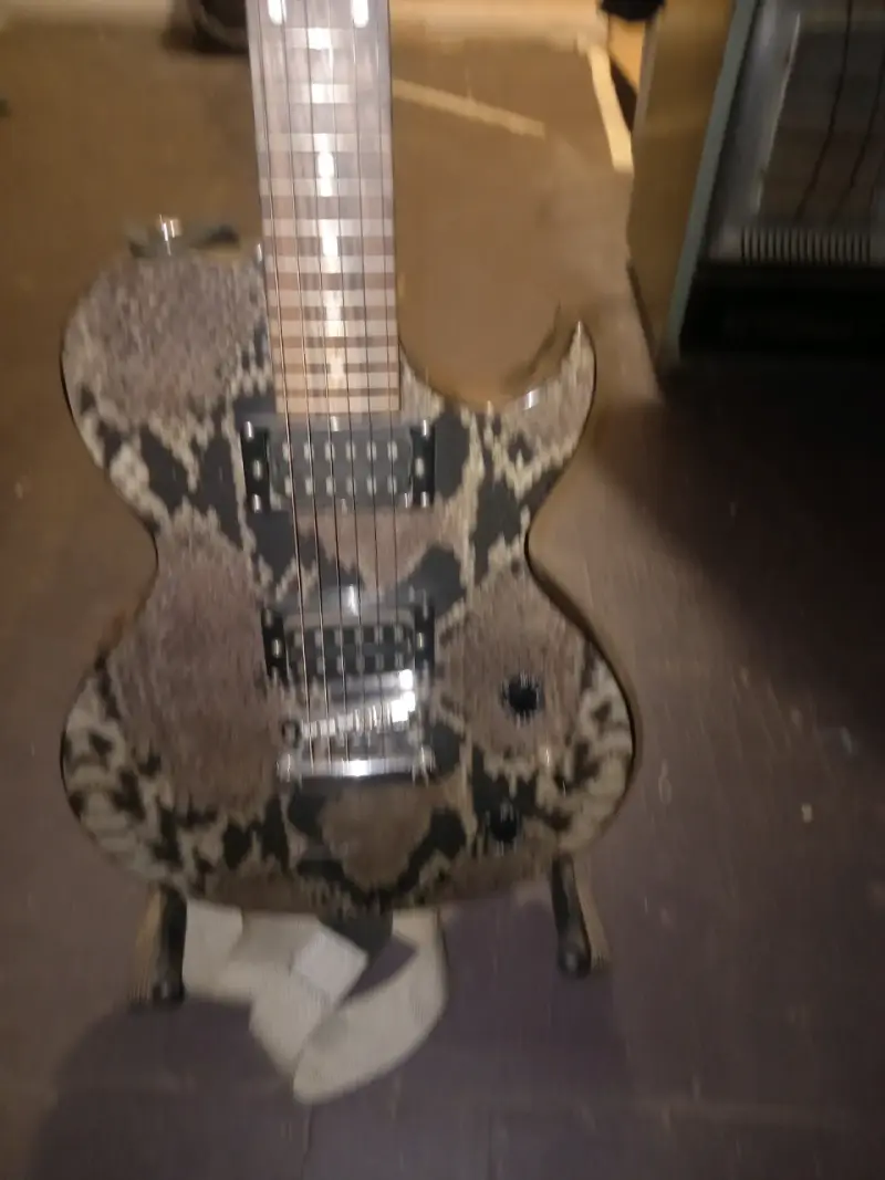 Guitarra eléctrica con diseño de piel de serpiente - 2