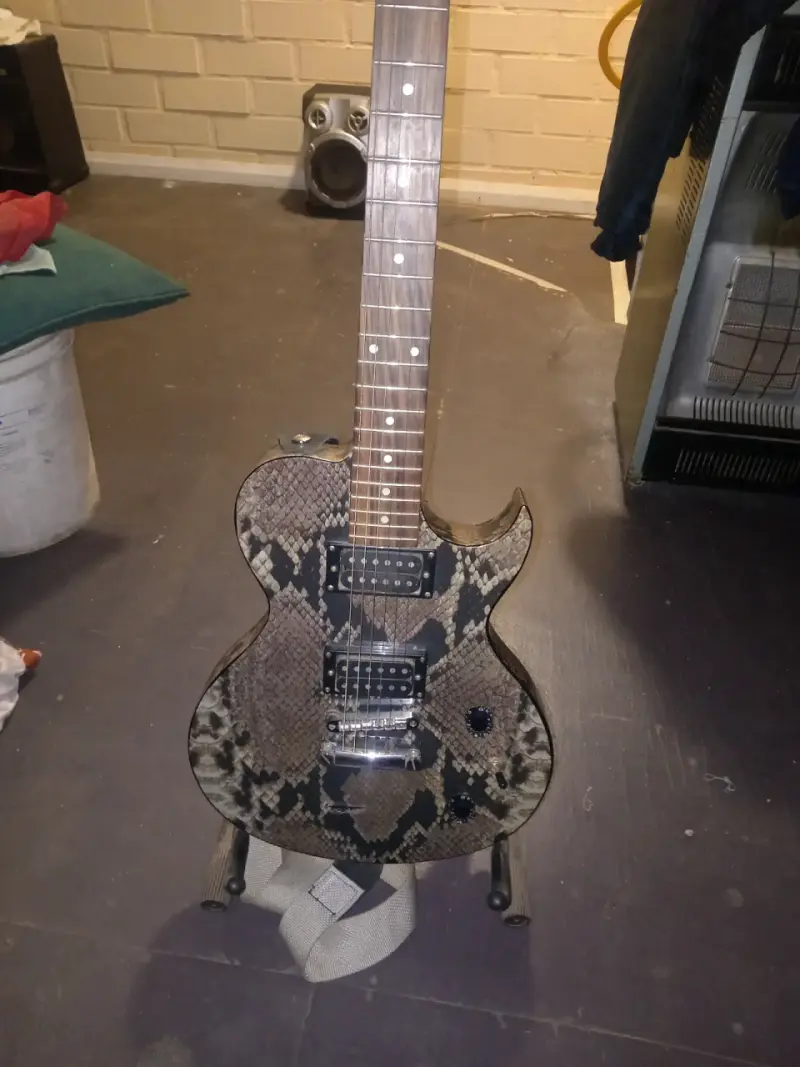 Guitarra eléctrica con diseño de piel de serpiente - 3