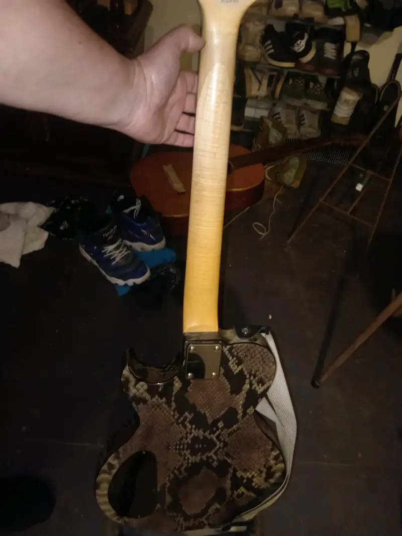 Guitarra eléctrica con diseño de piel de serpiente - 5
