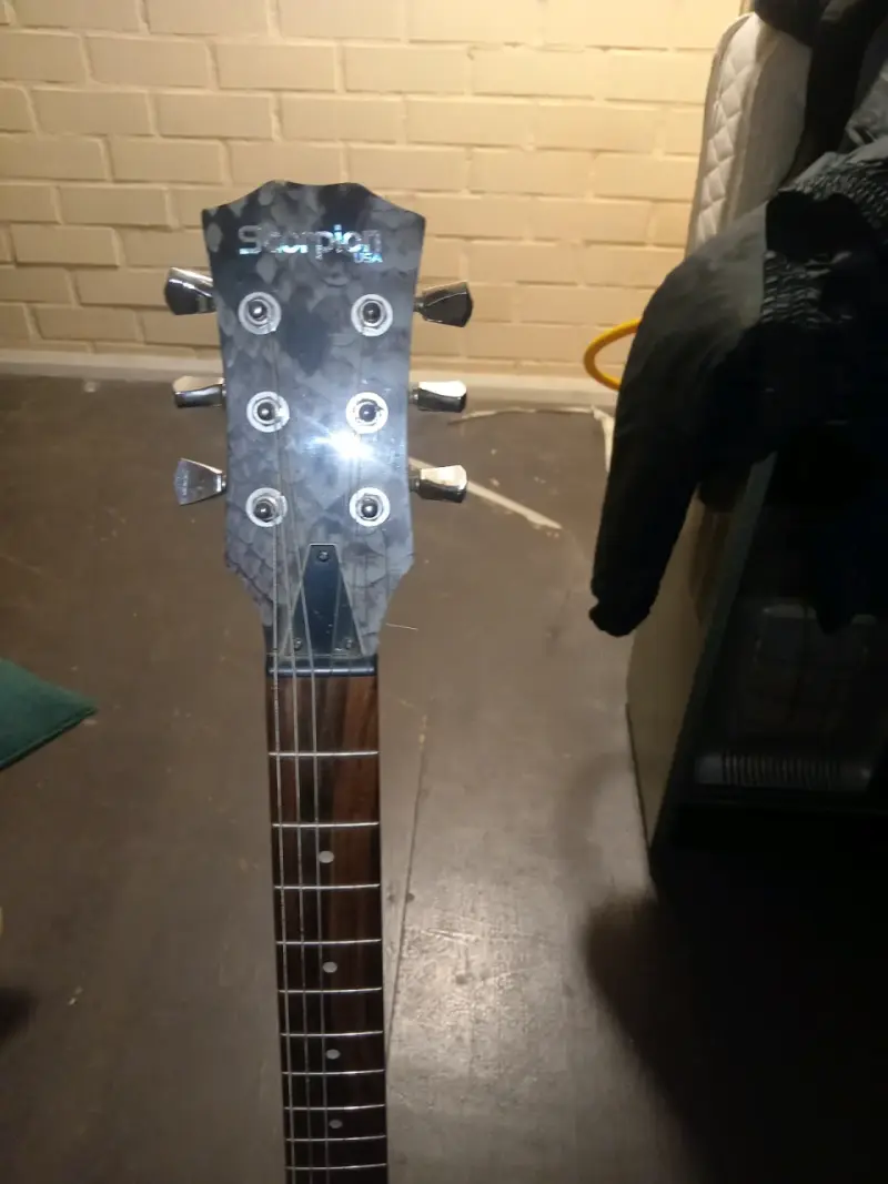 Guitarra eléctrica con diseño de piel de serpiente - 7