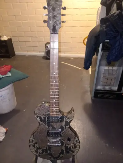Guitarra eléctrica con diseño de piel de serpiente - miniatura 8