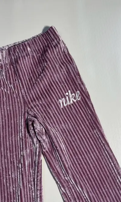 Pantalones de terciopelo Nike morados para niña - miniatura 2