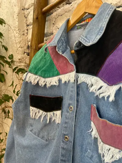 Joya vintage camisa denim con retazos agamuzados. - miniatura 2