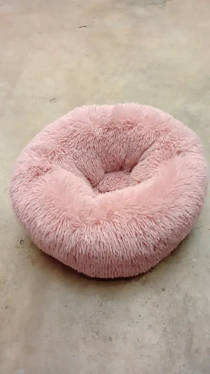 Cama para mascotas rosada suave y acogedora - 1
