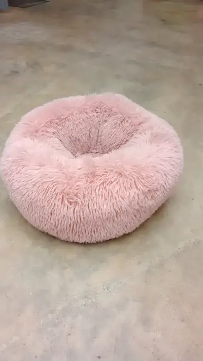 Cama para mascotas rosada suave y acogedora - miniatura 3