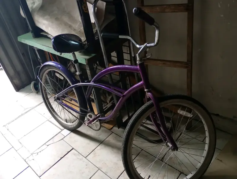 Bicicleta vintage morada para paseo - 1