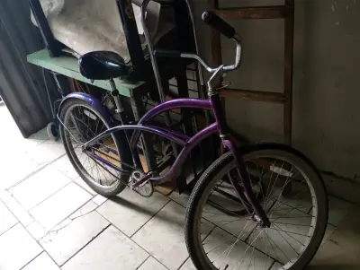 Bicicleta vintage morada para paseo - miniatura 1