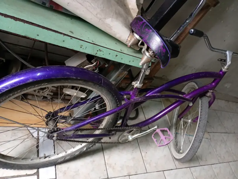Bicicleta vintage morada para paseo - 2