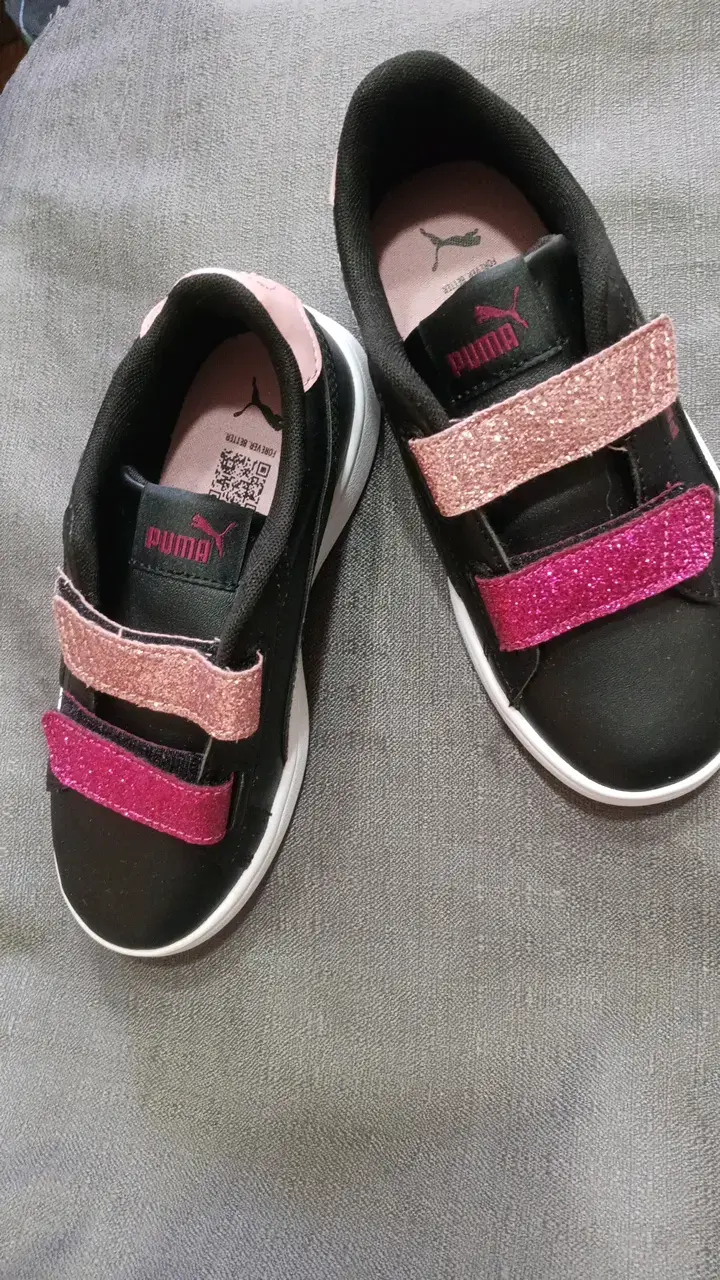 Zapatillas infantiles Puma negras con glitter - 1