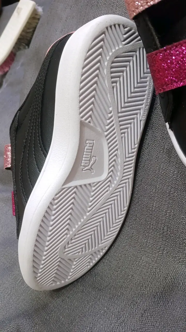 Zapatillas infantiles Puma negras con glitter - 2