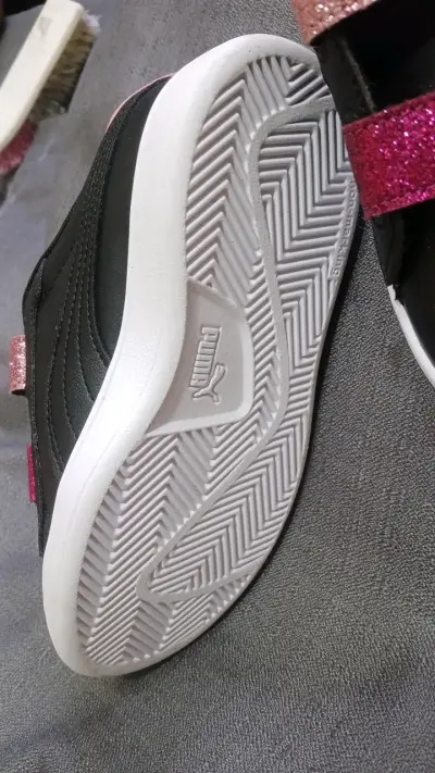Zapatillas infantiles Puma negras con glitter - miniatura 2