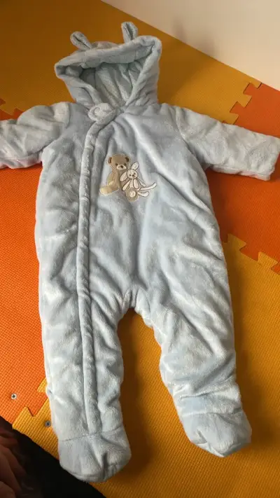 Enterito de bebé celeste con capucha - miniatura 3