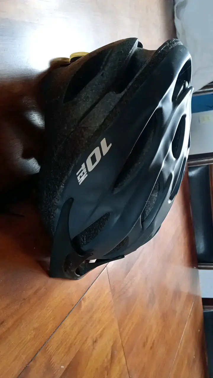 Casco de ciclismo negro con ventilación - 1