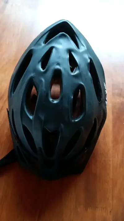 Casco de ciclismo negro con ventilación - miniatura 2