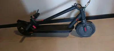 Scooter eléctrico plegable negro en buen estado - miniatura 1
