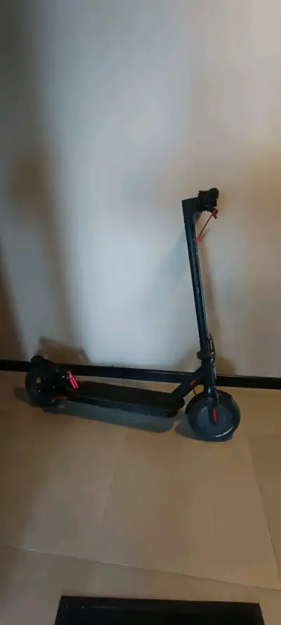 Scooter eléctrico plegable negro en buen estado - miniatura 2