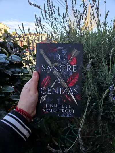 Libro 'De Sangre y Cenizas' de Jennifer L. Armentrout - miniatura 1
