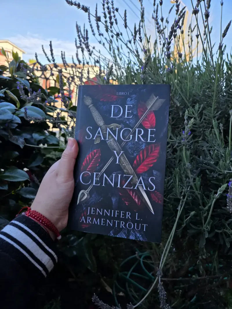 Libro 'De Sangre y Cenizas' de Jennifer L. Armentrout - 2