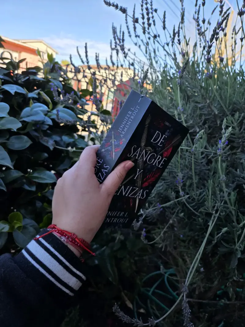 Libro 'De Sangre y Cenizas' de Jennifer L. Armentrout - 5