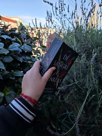 Libro 'De Sangre y Cenizas' de Jennifer L. Armentrout - miniatura 5