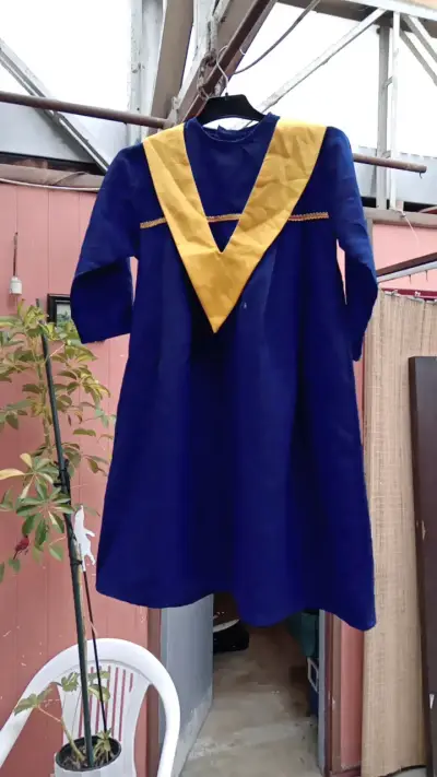 Toga de graduación azul con detalles amarillos - miniatura 1