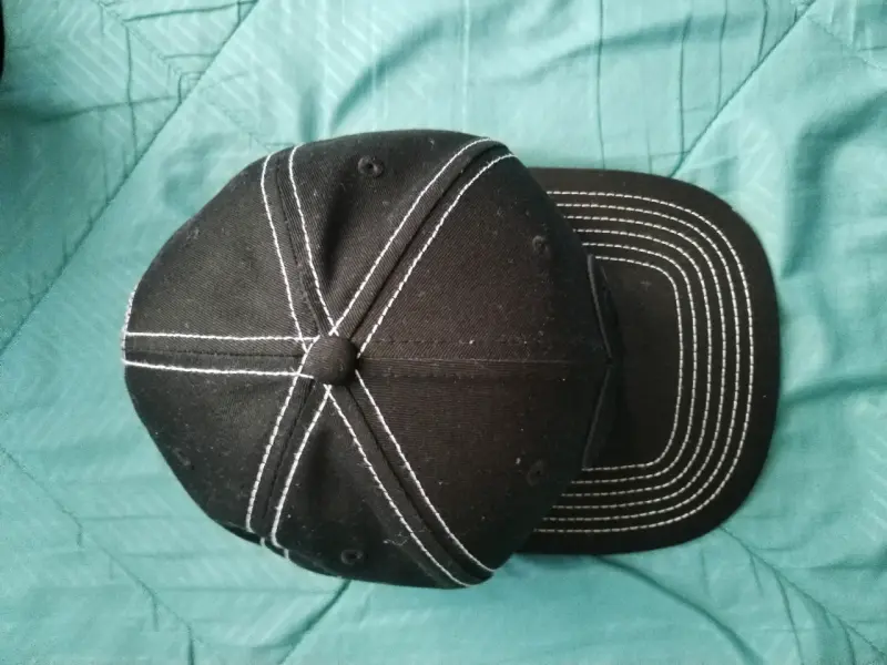 Gorra negra con costuras blancas - 3