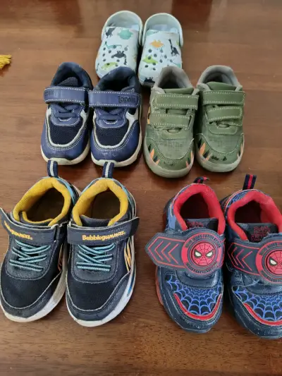 Lote de zapatillas y sandalias para niños - miniatura 1