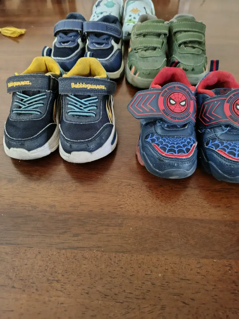 Lote de zapatillas y sandalias para niños - 2