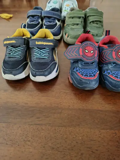Lote de zapatillas y sandalias para niños - miniatura 2