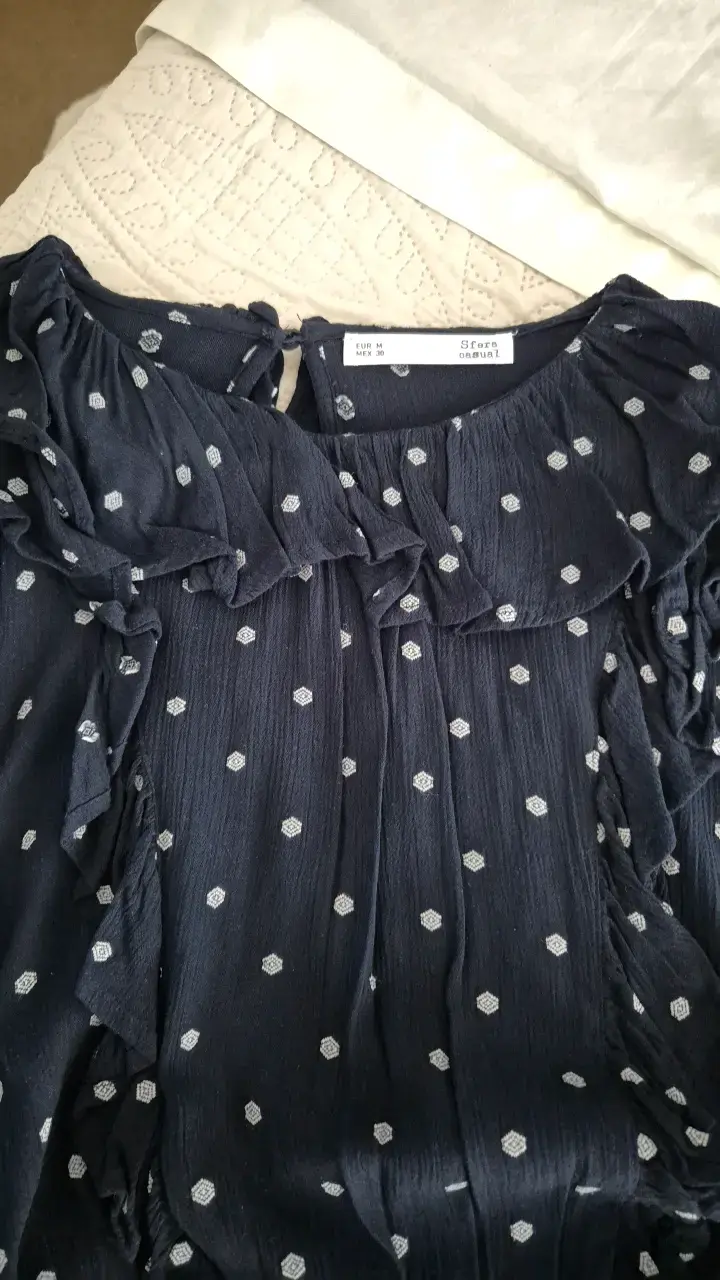 Blusa azul con volantes y estampado de puntos