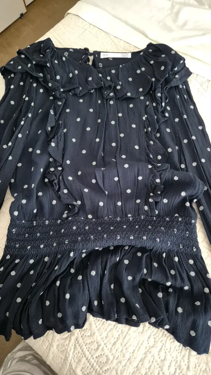Blusa azul con volantes y estampado de puntos - 2