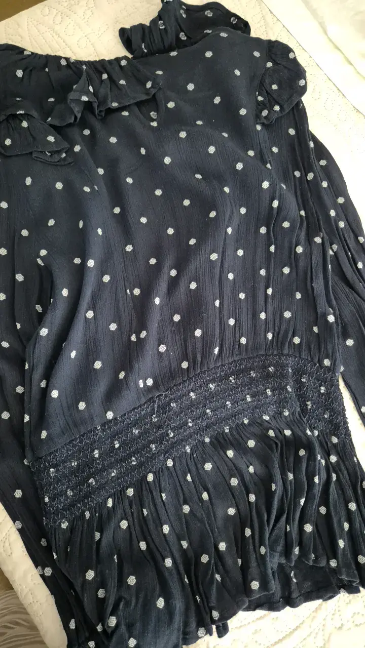 Blusa azul con volantes y estampado de puntos - 3