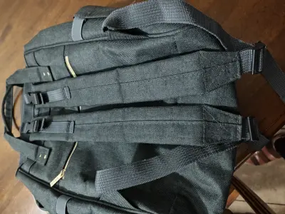 Mochila gris de tela resistente con múltiples comp - miniatura 2