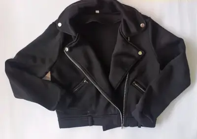 Chaqueta biker negra con cierre metálico - miniatura 2