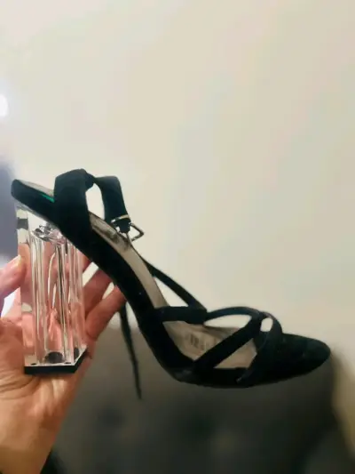 Sandalias negras con taco transparente - miniatura 1