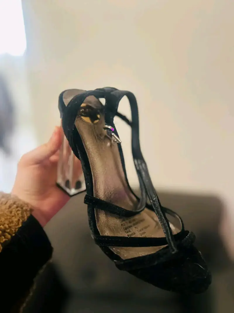 Sandalias negras con taco transparente - 3