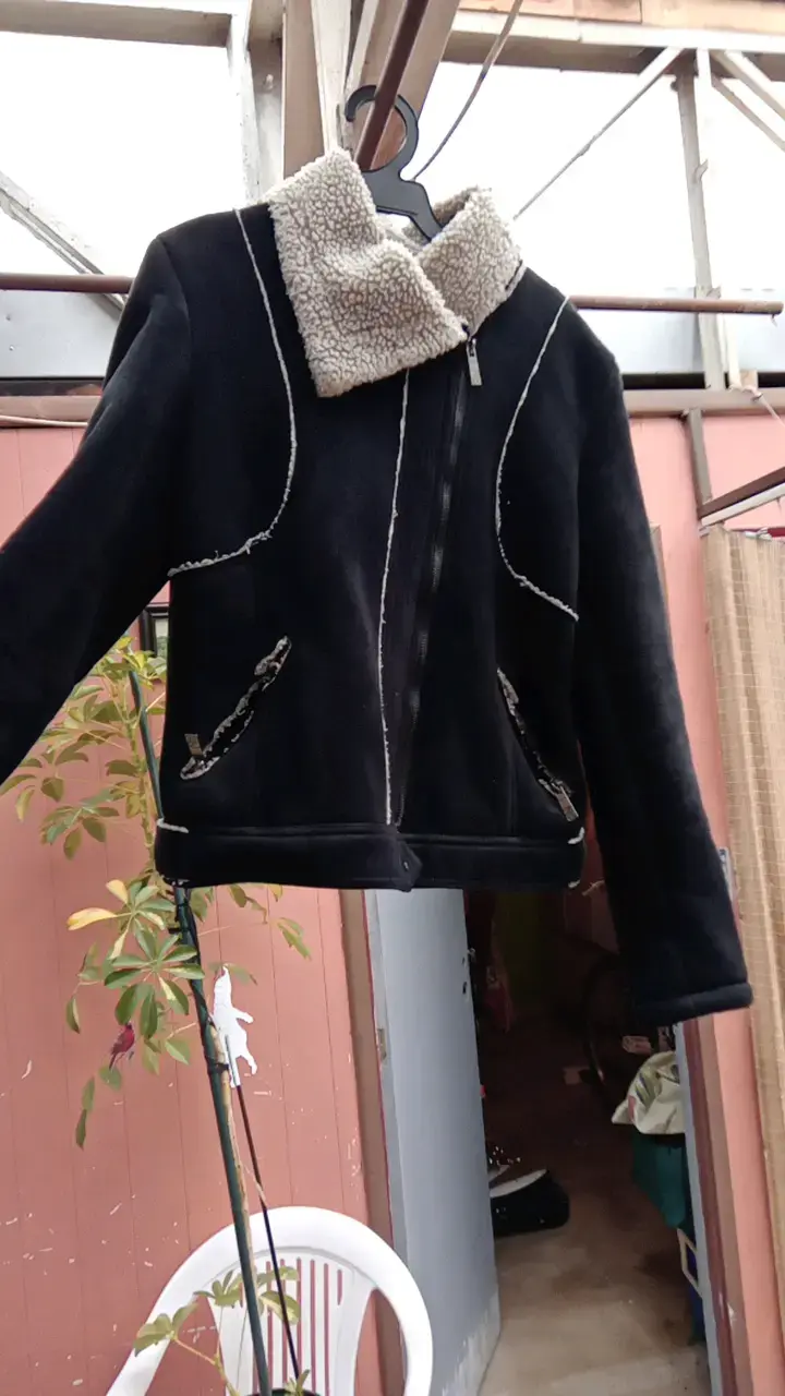 Chaqueta achiporrada negra con cierre talla M
