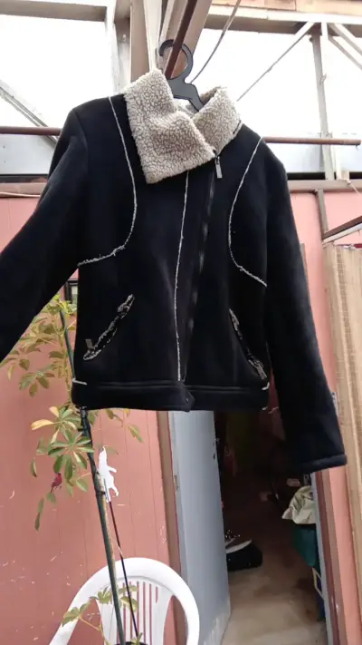 Chaqueta achiporrada negra con cierre talla M - miniatura 1
