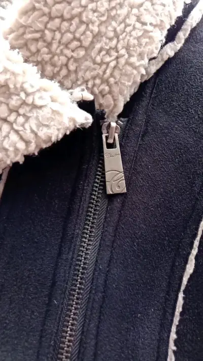 Chaqueta achiporrada negra con cierre talla M - miniatura 2