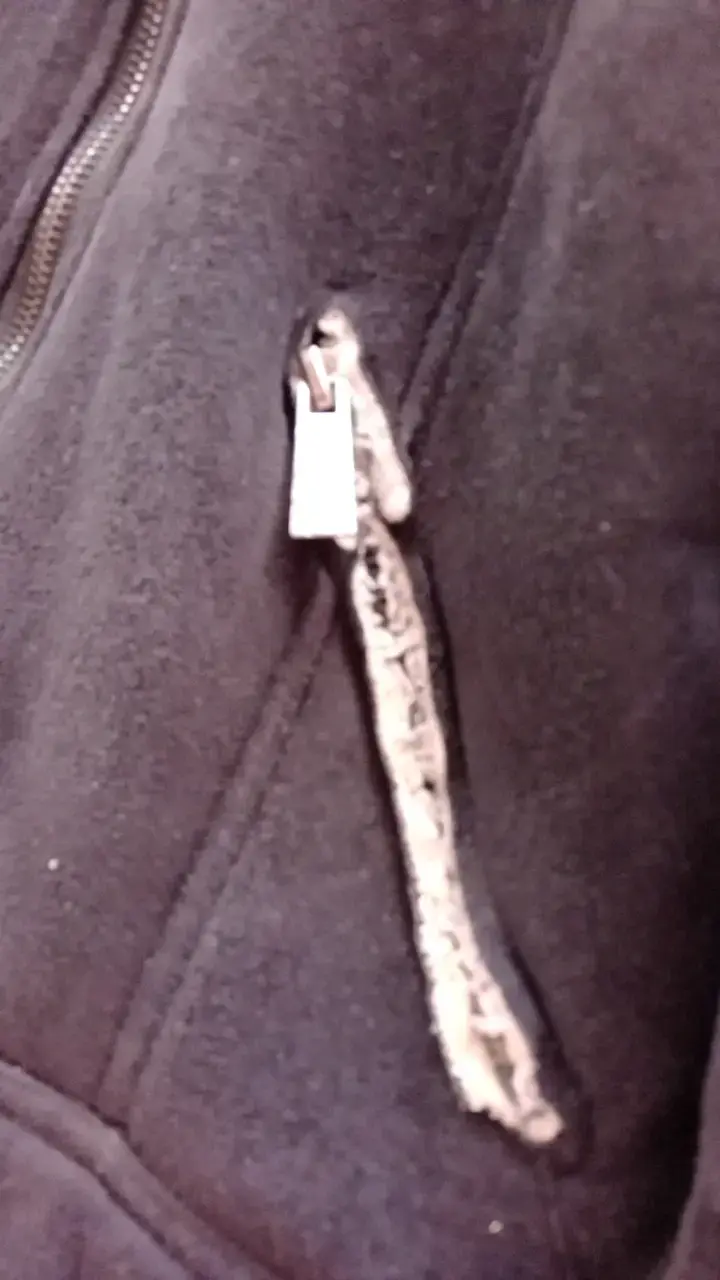 Chaqueta achiporrada negra con cierre talla M - 3