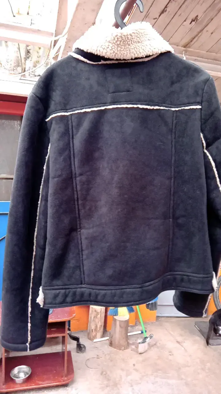 Chaqueta achiporrada negra con cierre talla M - 4